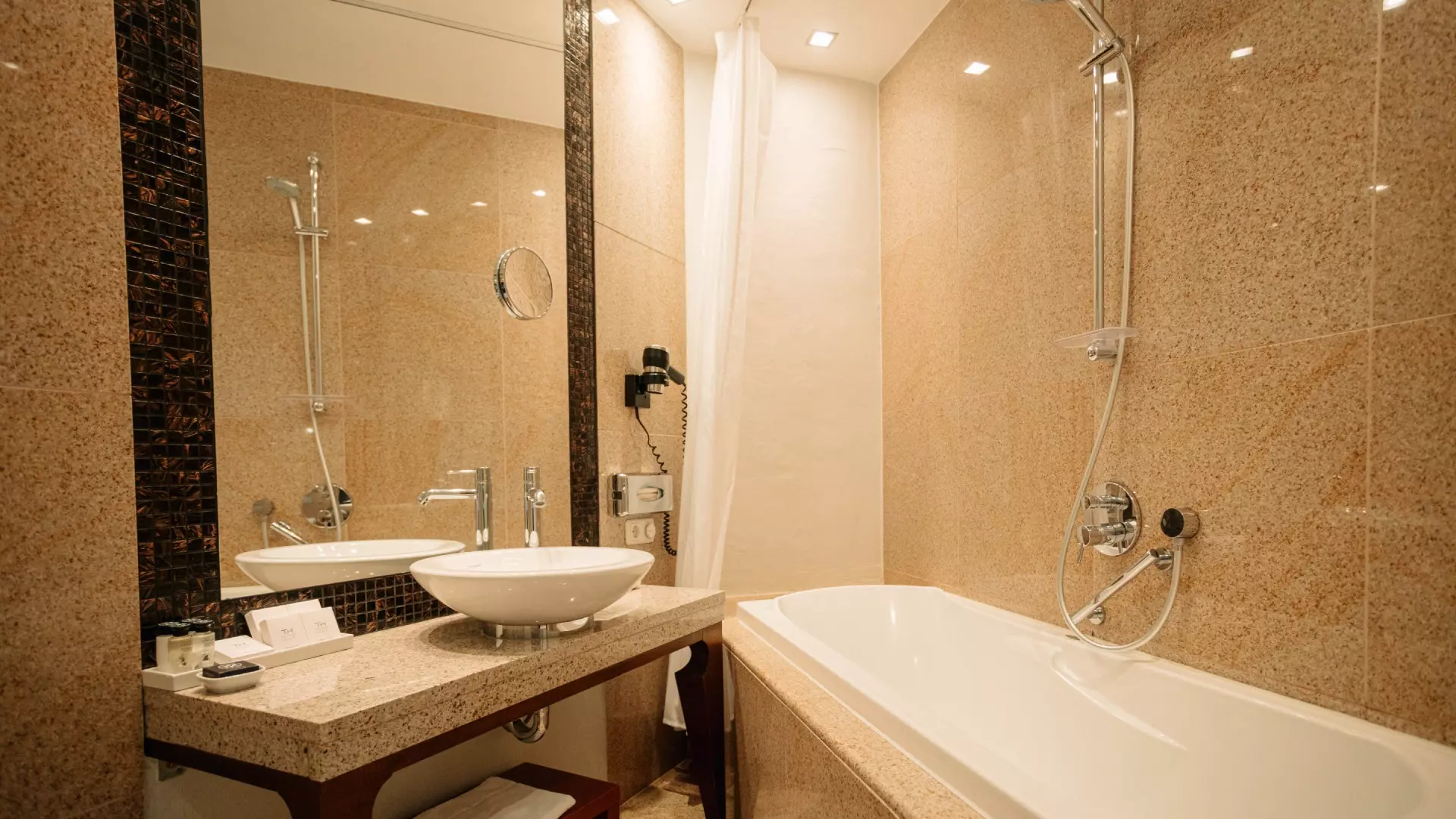 Savoy Boutique Hotel bathroom