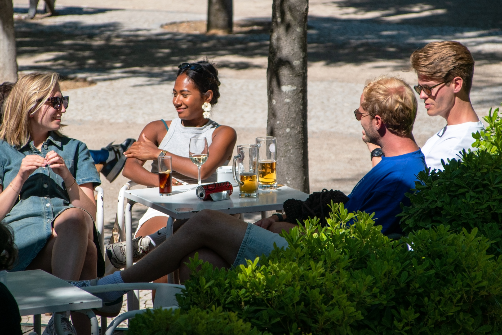 Enjoying-drinks-at-an-outdoor-cafe-in-Portugal
